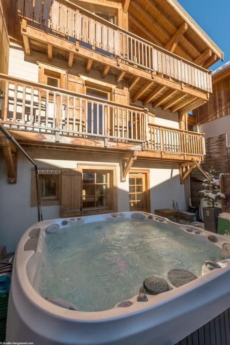 Cosy 4 Bedroom Chalet With Hot Tub Saint-Marcel  외부 사진